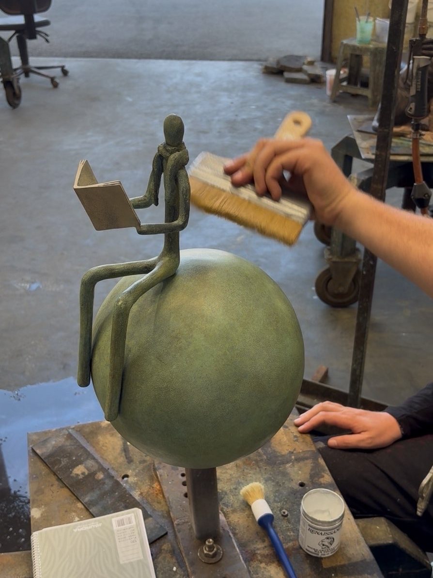 Cire passée au pinceau sur la patine verte