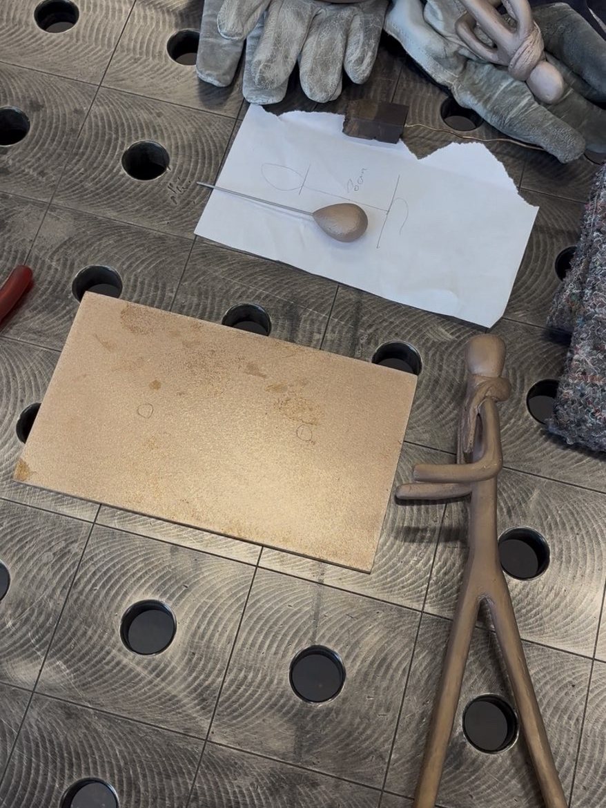 Éléments de bronze sortis de fonte, avant assemblage et patine
