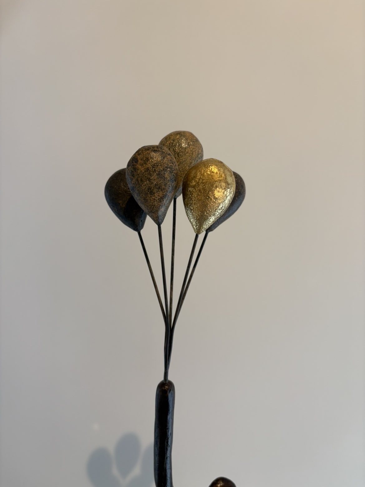 Détail des ballons dorés, patine et feuille d'or