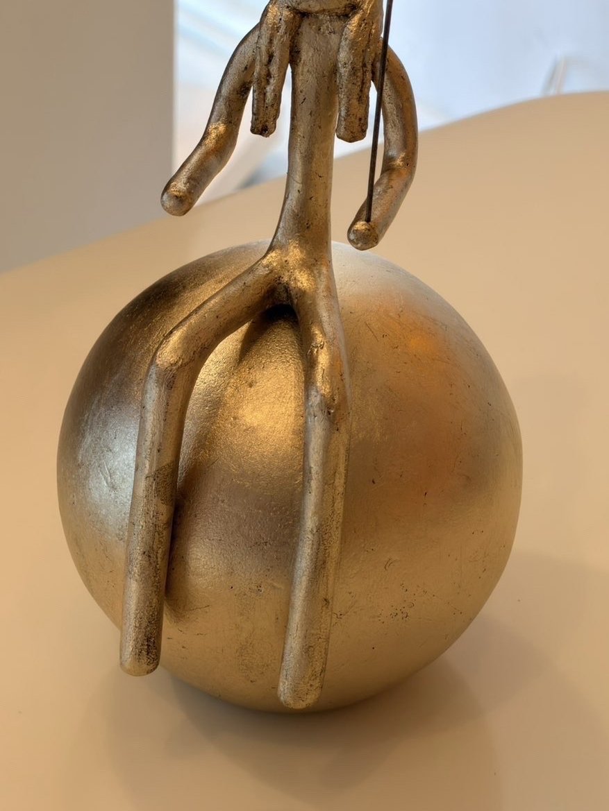 Détail du bronze doré : les jambes et la sphère