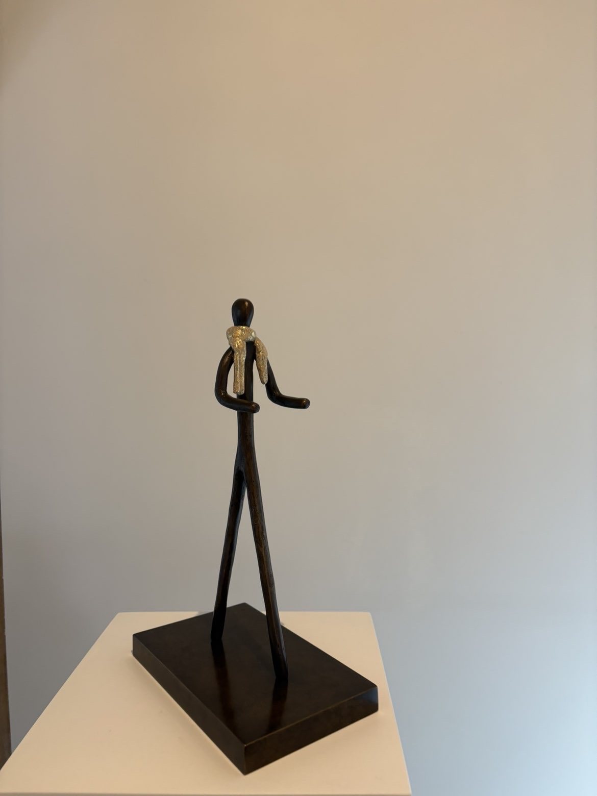 Bronze : personnage à l’écharpe dorée sur socle