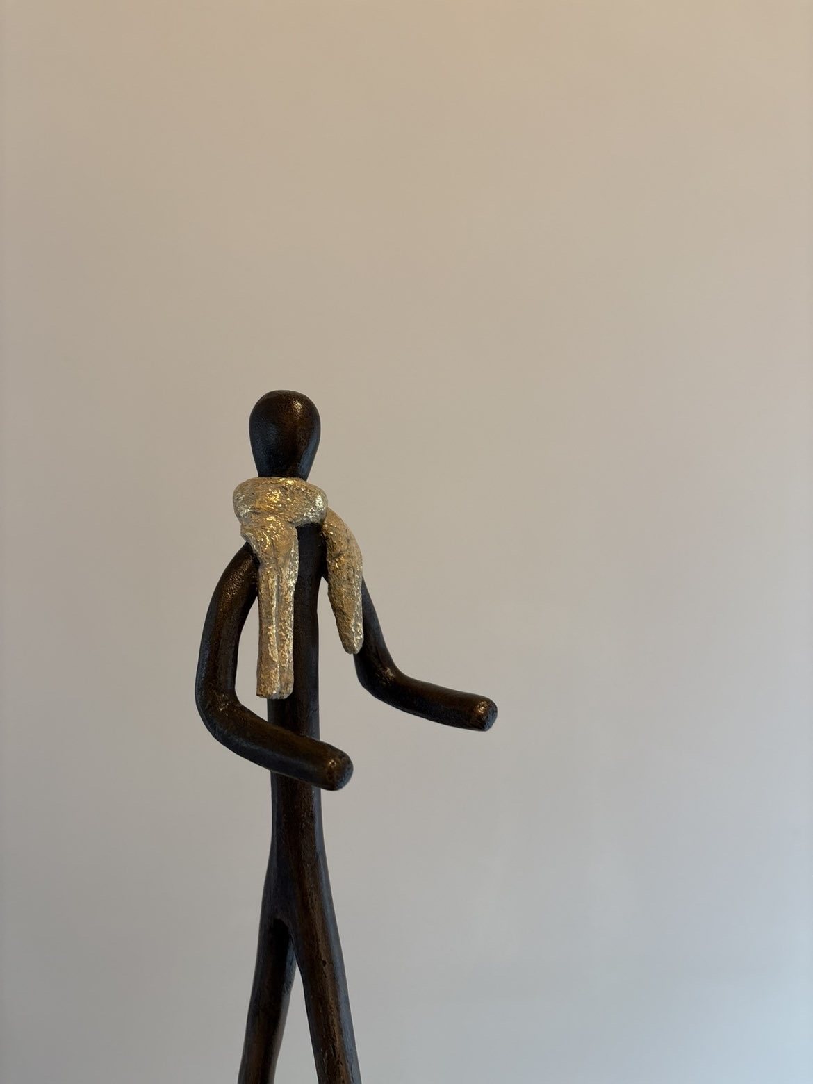 Détail du buste et de l’écharpe dorée