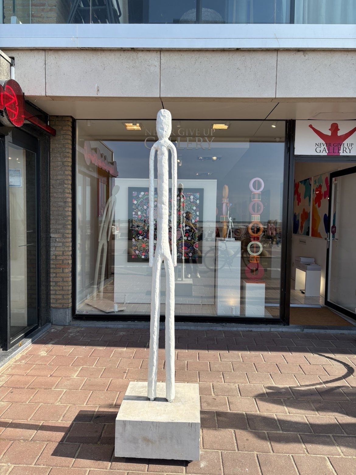 Grande silhouette blanche devant la Never Give Up Gallery à Knokke