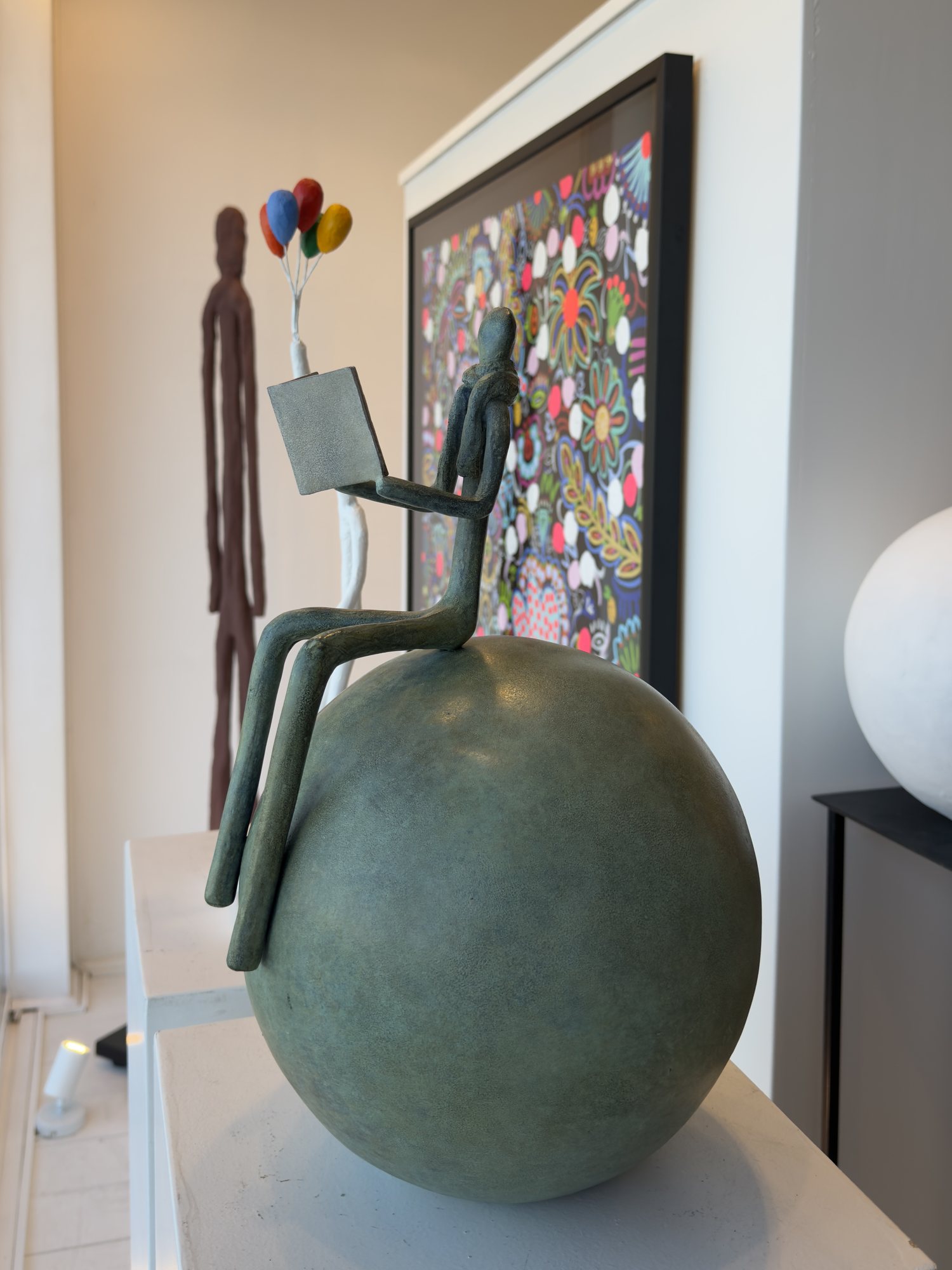 Le lecteur, patine verte, exposé dans la galerie