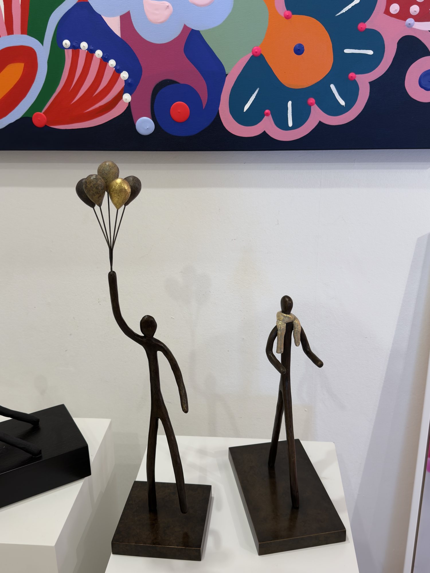 L’envol et Le promeneur devant une toile colorée, dans la galerie