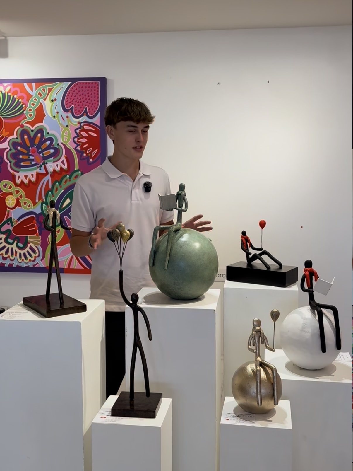 Grégoire Vanderstappen présentant ses pièces dans la galerie