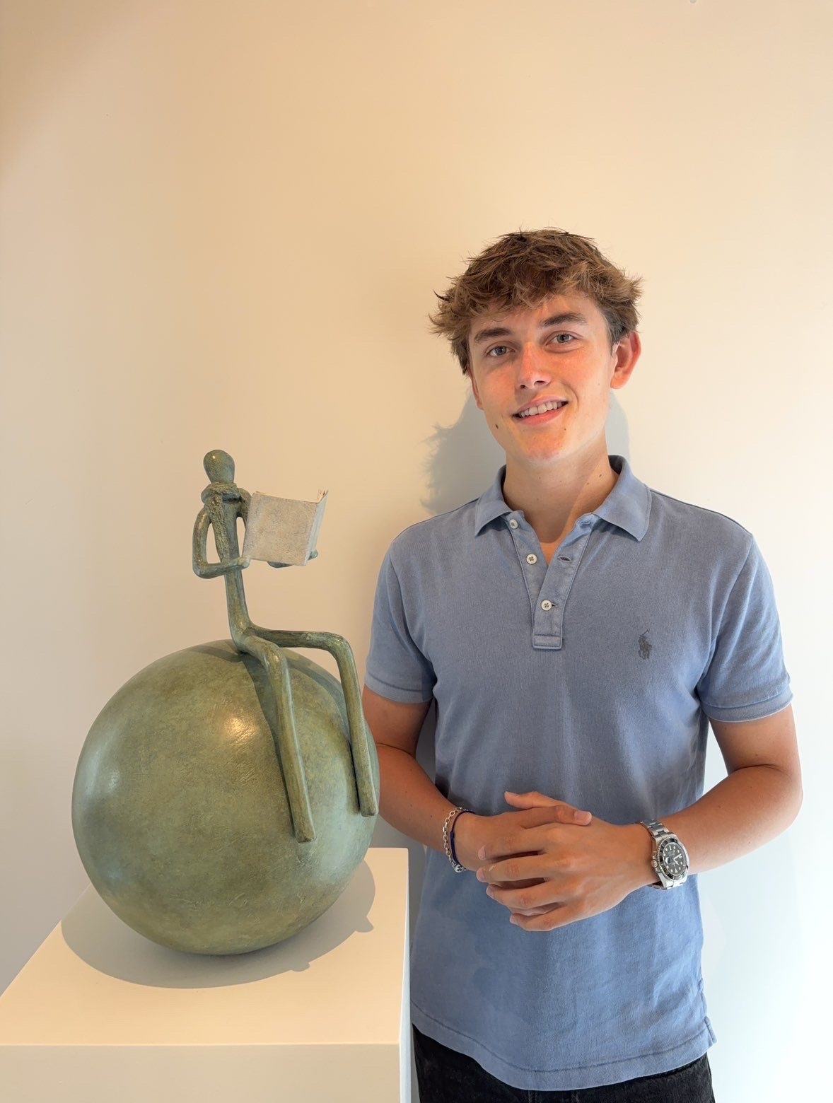 Grégoire Vanderstappen auprès de sa sculpture du lecteur